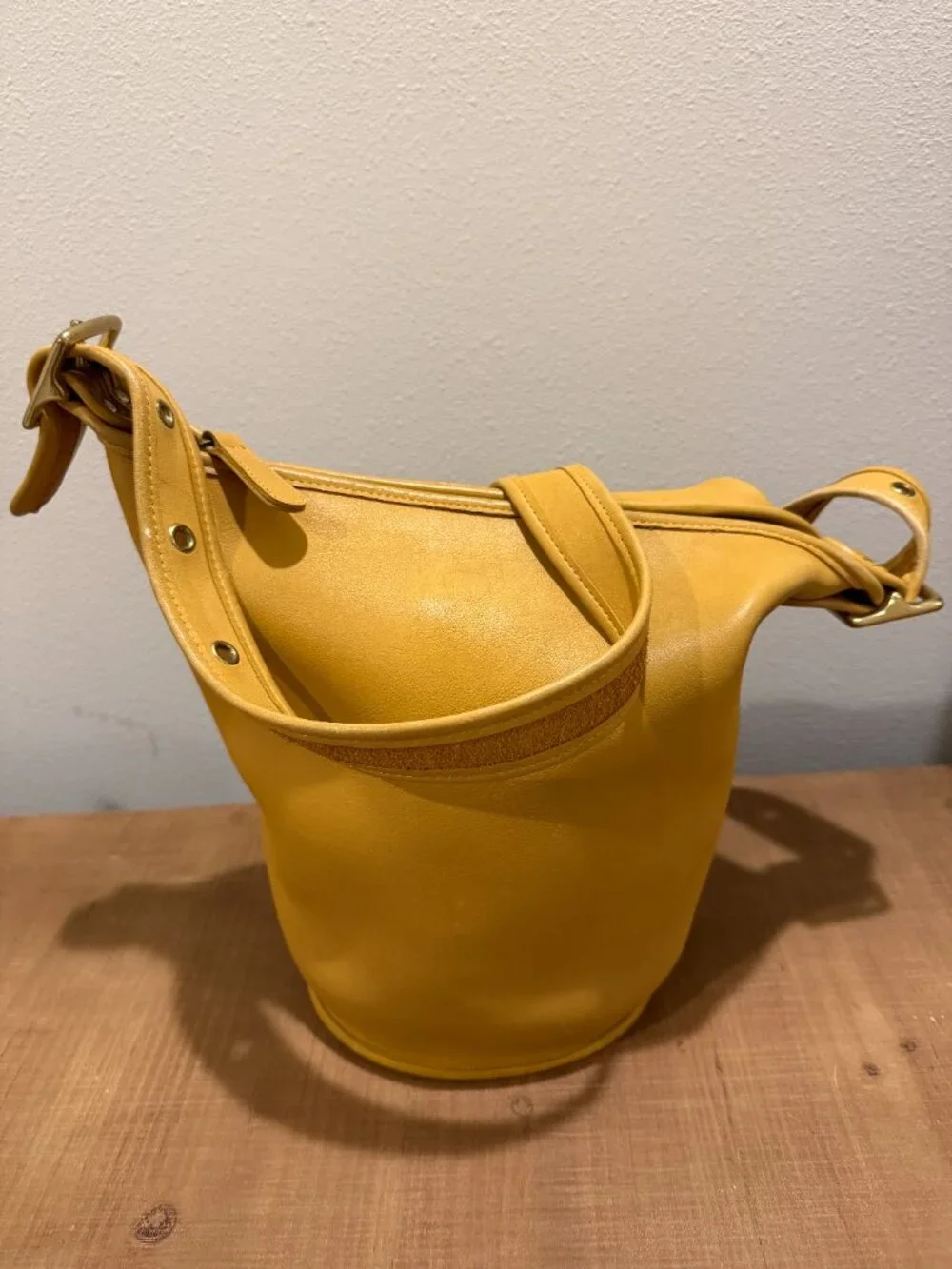 COACH Vintage Bucket Shoulder Bag Yellow Leather D7D 9953 Old Coach Duffel Sac